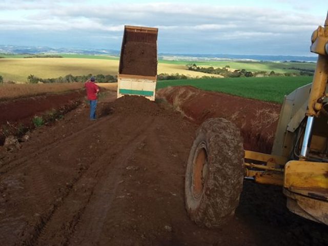 Trabalho de recuperação das estradas segue de forma intensa em Estrela Velha