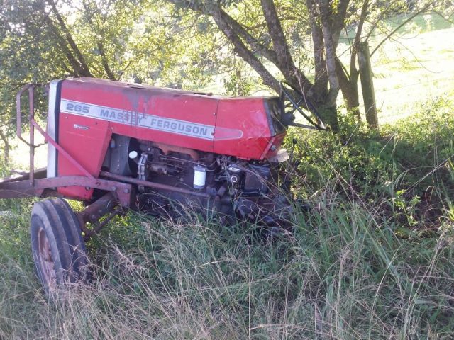 Trator quebra ao meio em acidente com carreta em Campos Borges
