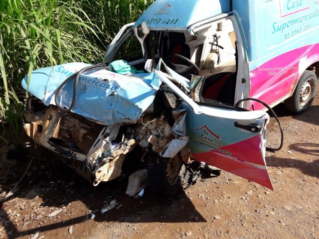 Acidente entre Micro-ônibus escolar e Fiorino deixa uma pessoa ferida
