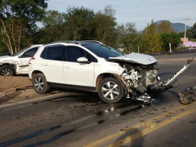 Peugeot com placas de Arroio do Tigre se envolve em acidente em Candelária