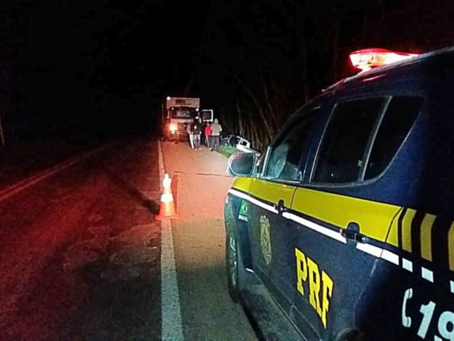 Acidente entre carro e caminhão em acostamento deixa um morto na BR-386 em Tio Hugo