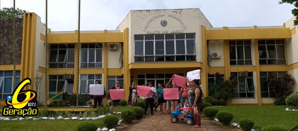 Mulheres protestam pedindo Ginecologista em Salto do Jacuí