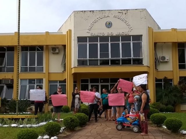 Mulheres protestam pedindo Ginecologista em Salto do Jacuí