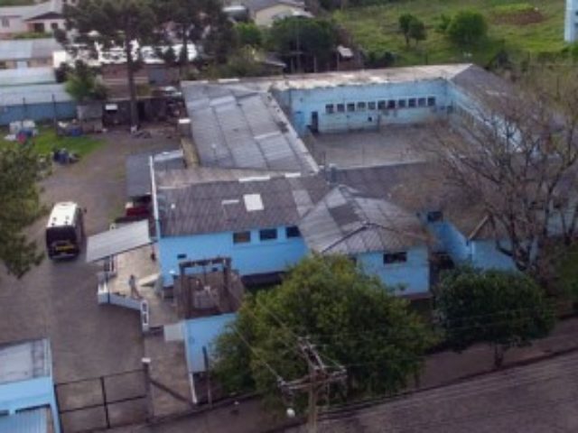 Mulher tenta entrar no Presídio de Soledade, com celular escondido dentro de pedaço de carne