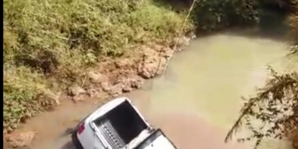 Casal morre após caminhonete cair em rio no interior de Bossoroca