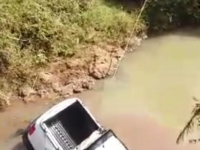 Casal morre após caminhonete cair em rio no interior de Bossoroca
