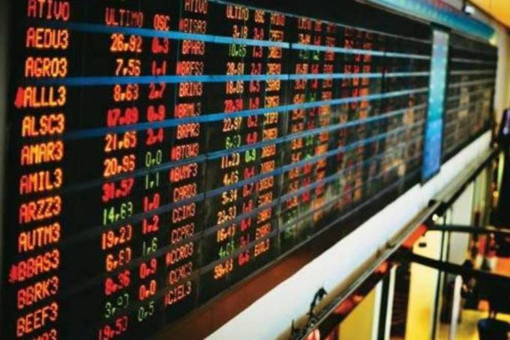 Bovespa opera em alta com investidores de olho na cena política local
