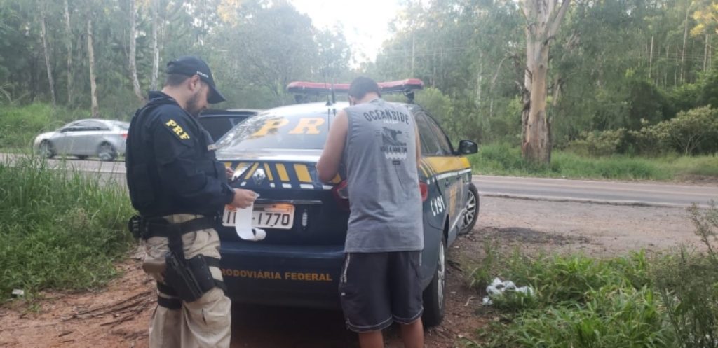 Homem aborda PRFs para dizer que estava dirigindo alcoolizado na BR-290