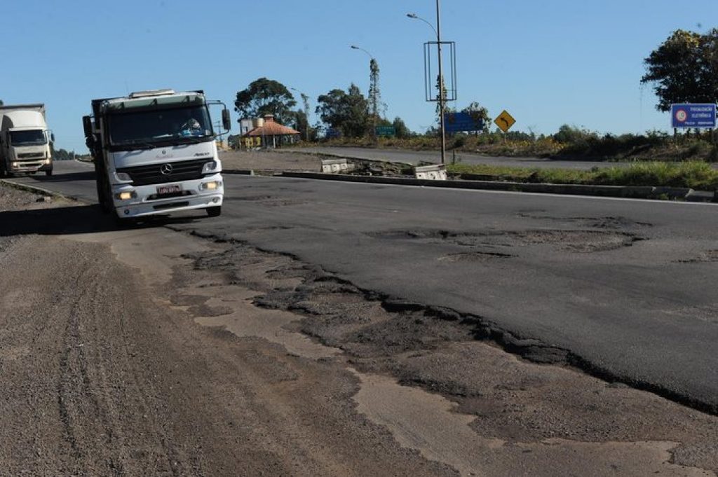 Governo do RS prepara plano de R$ 1 bilhão para recuperar estradas estaduais