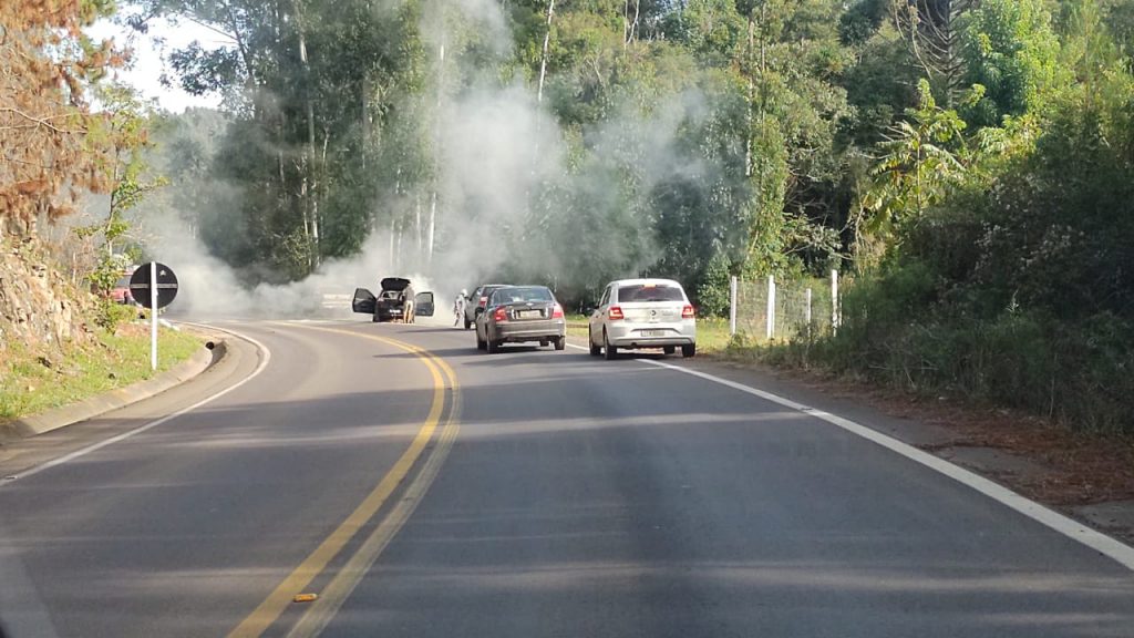 Bombeiros Voluntários de Sobradinho atendem incêndio em veículo na ERS-400