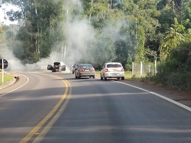 Bombeiros Voluntários de Sobradinho atendem incêndio em veículo na ERS-400
