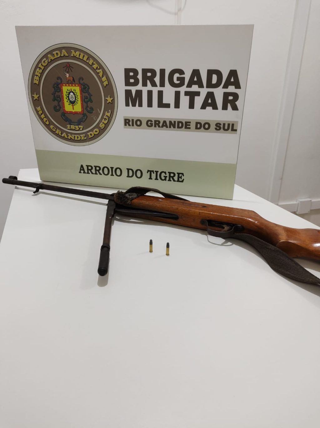 Brigada Militar efetua prisão por posse irregular de arma de fogo de uso permitido