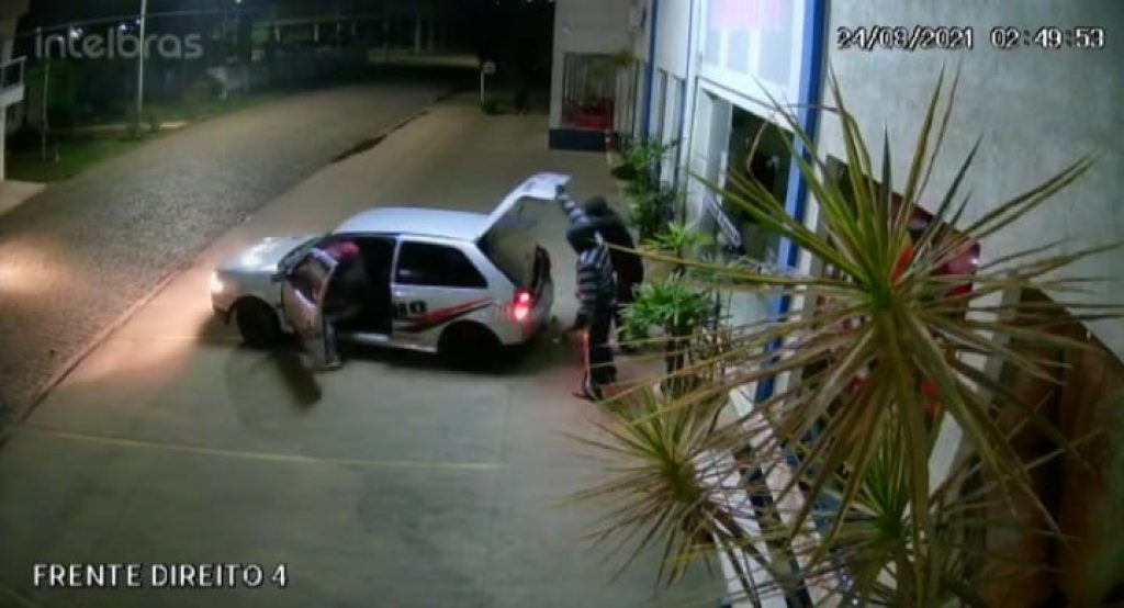 Criminosos roubam cofre de supermercado e levam vigilante como refém