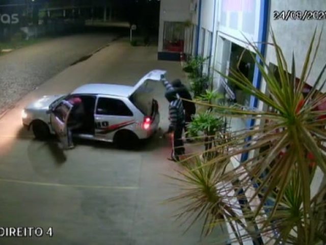 Criminosos roubam cofre de supermercado e levam vigilante como refém