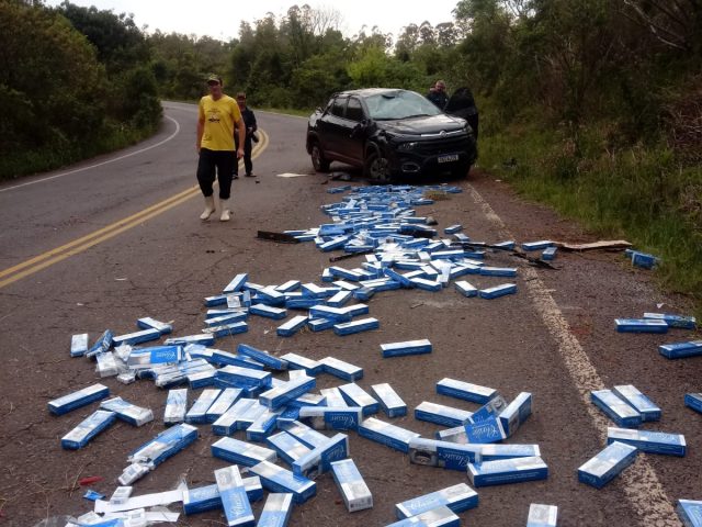Veículo carregado com cigarros, em fuga da PRF, se envolve em acidente na RSC-481   