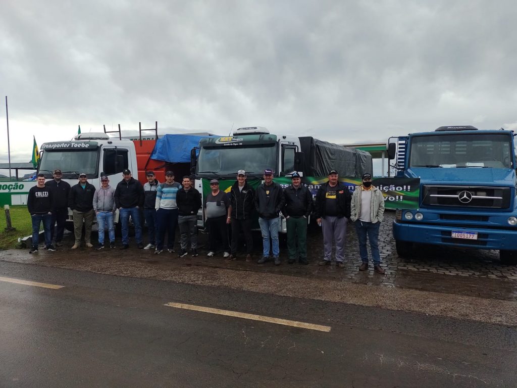 Caminhoneiros seguem protestando em Vila Progresso nesta quinta