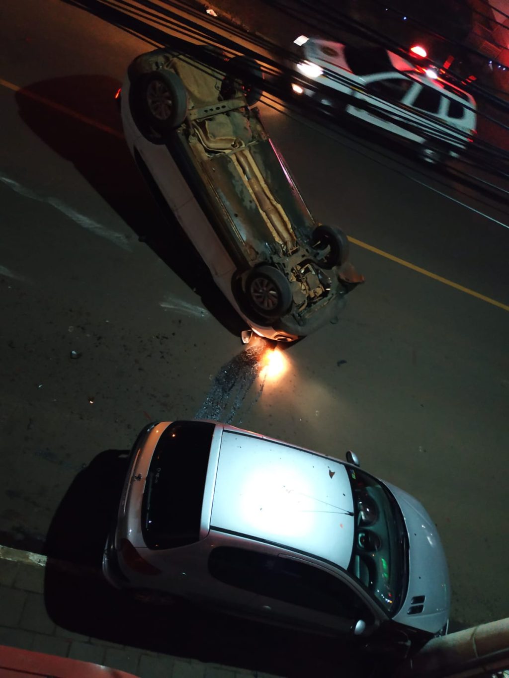 Motorista perde controle e carro capota na Av Pio XII