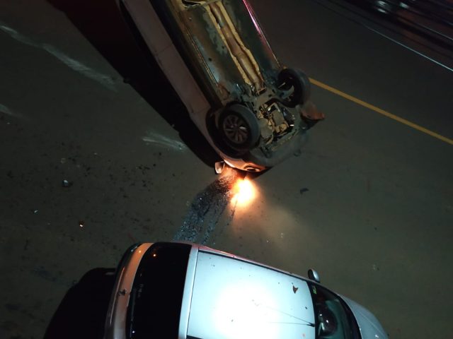 Motorista perde controle e carro capota na Av Pio XII