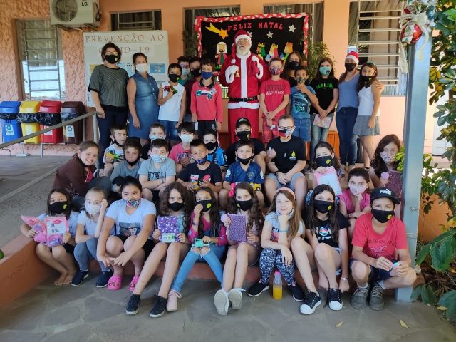 Papai Noel visita escolas de Passa Sete
