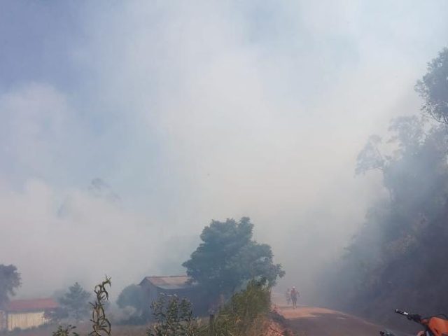 Bombeiros Voluntários de Arroio do Tigre atendem ocorrência de incêndio em mata em Coloninha