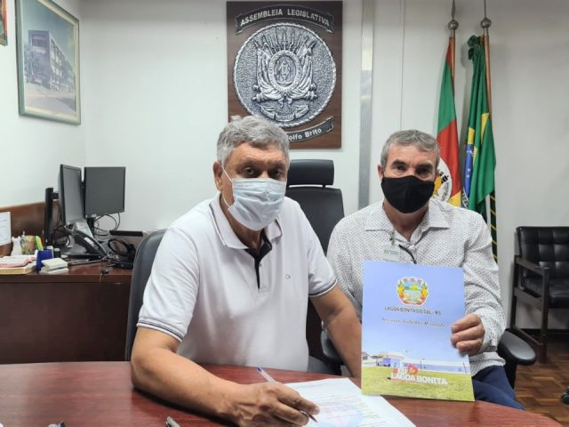 Prefeito de Lagoa Bonita assina convênio do Pavimenta RS e entrega de documentos de enfrentamento a estiagem