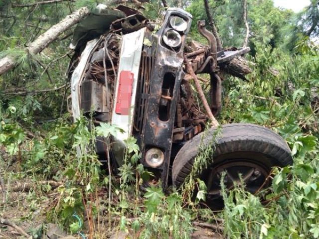 Homem fica ferido após caminhão despencar de penhasco em Candelária