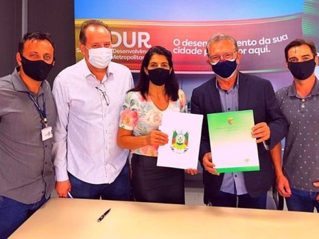 Prefeita de Campos Borges assina contrato do Programa Pavimenta