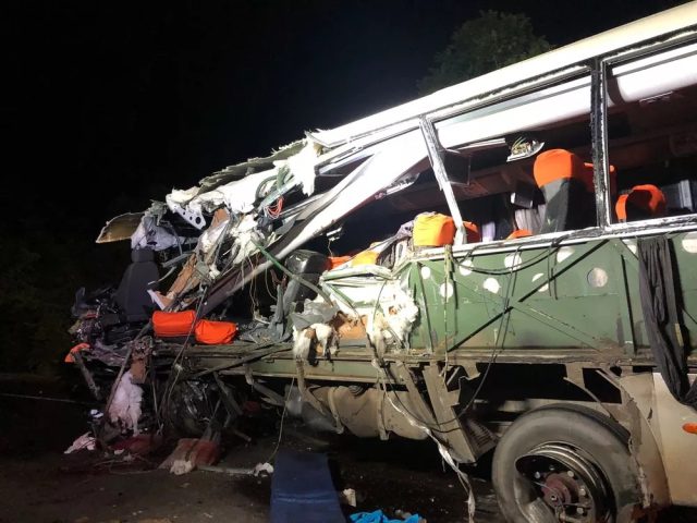 Acidente entre carreta, carro, ônibus e van deixa 6 mortos e 12 feridos em Rio Pardo, RS