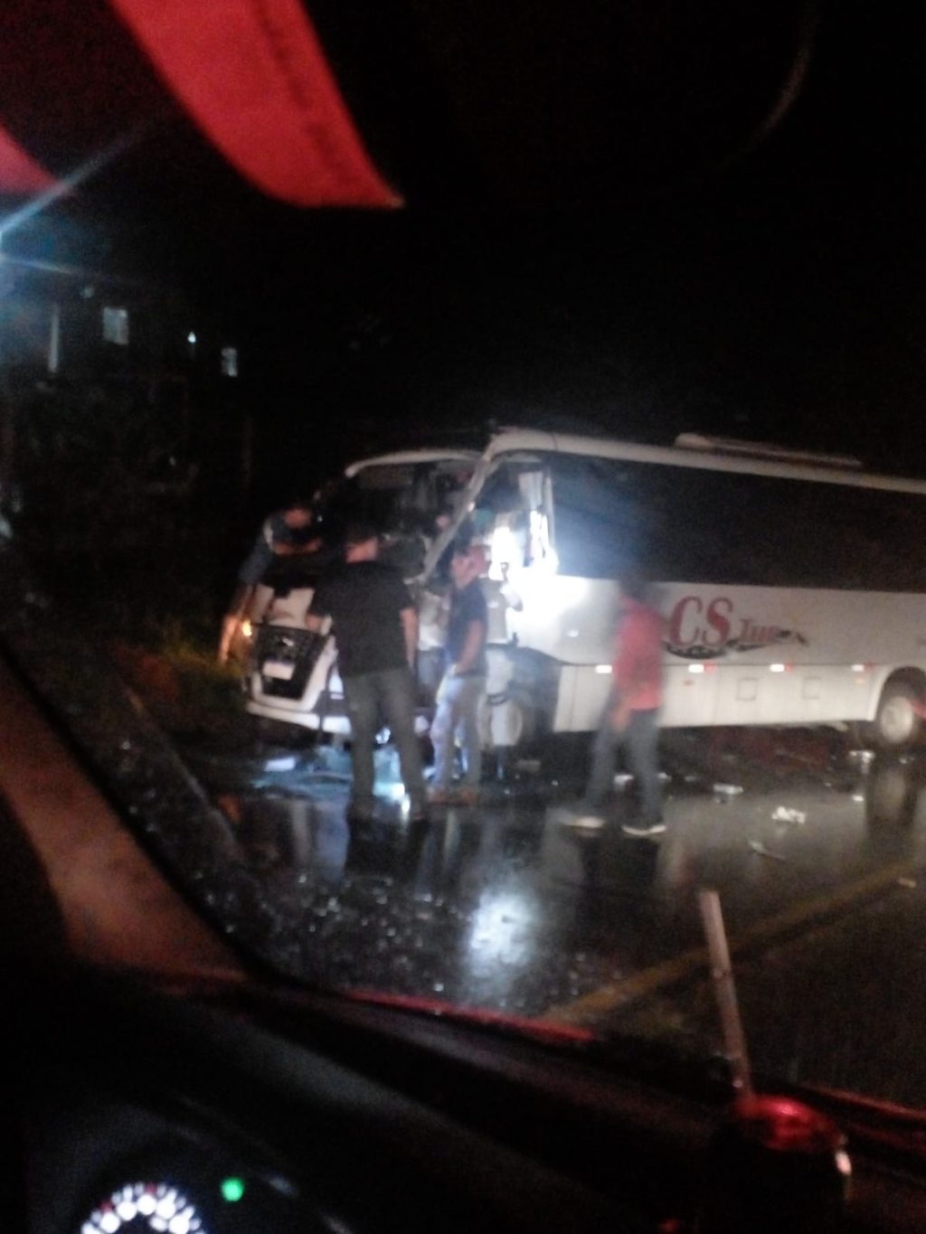 Acidente entre carreta e ônibus deixa condutora ferida na ERS-400