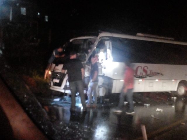 Acidente entre carreta e ônibus deixa condutora ferida na ERS-400