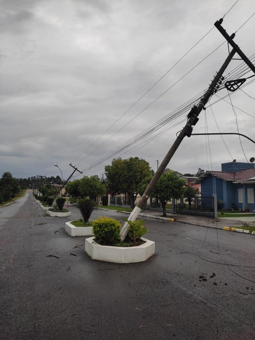Vendaval causa estragos em Passa Sete