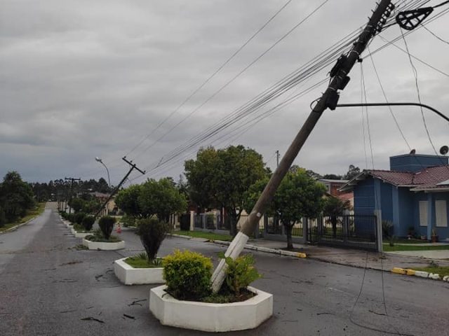 Vendaval causa estragos em Passa Sete