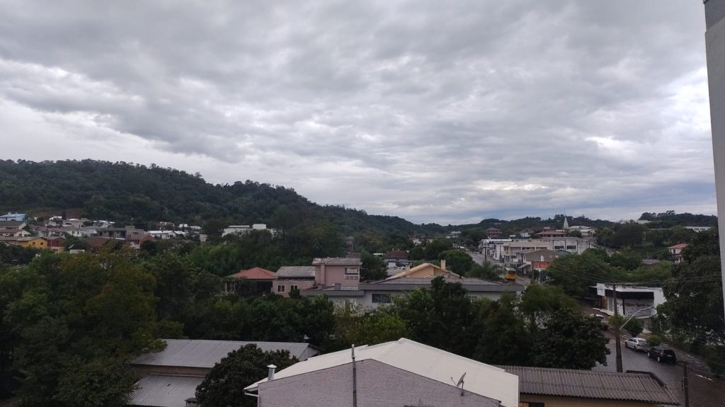 Frente fria ainda mais intensa deve provocar novos temporais a partir de quarta-feira no RS
