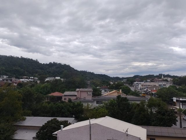 Frente fria ainda mais intensa deve provocar novos temporais a partir de quarta-feira no RS