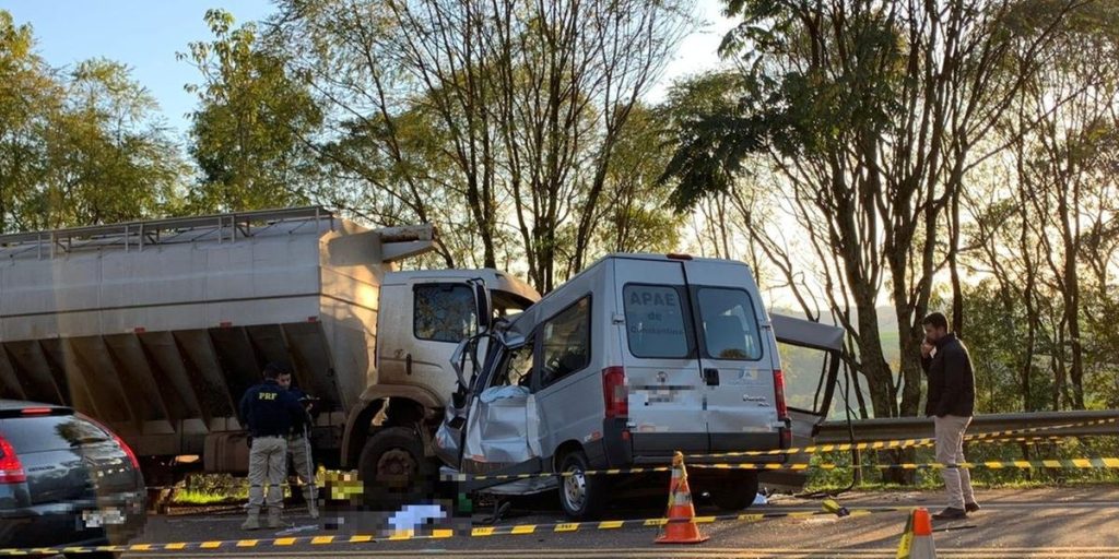 Acidente com van e caminhão deixa sete pessoas mortas em Sarandi