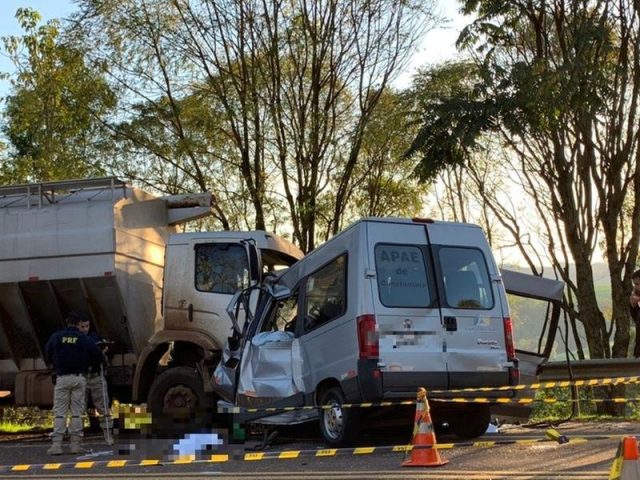 Acidente com van e caminhão deixa sete pessoas mortas em Sarandi