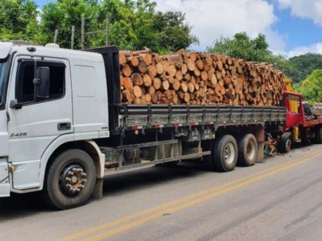 Dois homens ficam feridos em acidente envolvendo caminhões em Candelária