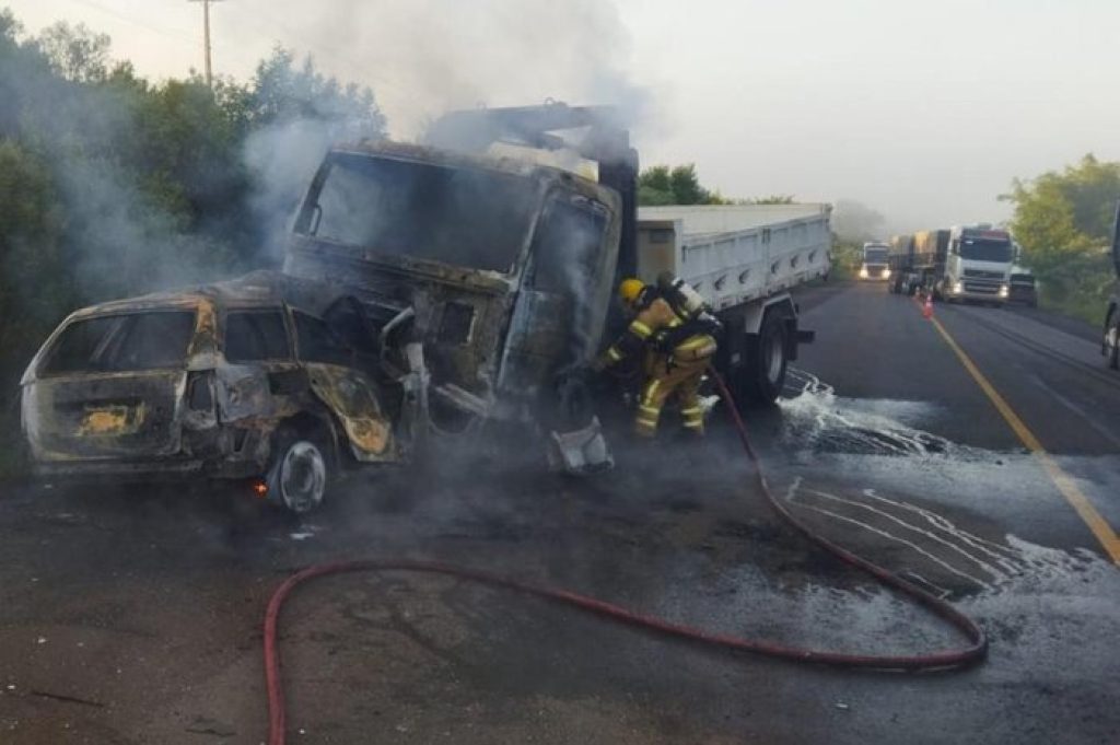 Carro pega fogo e motorista morre após acidente com quatro veículos em Cruz Alta