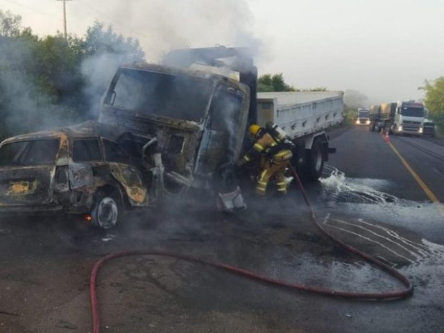 Carro pega fogo e motorista morre após acidente com quatro veículos em Cruz Alta