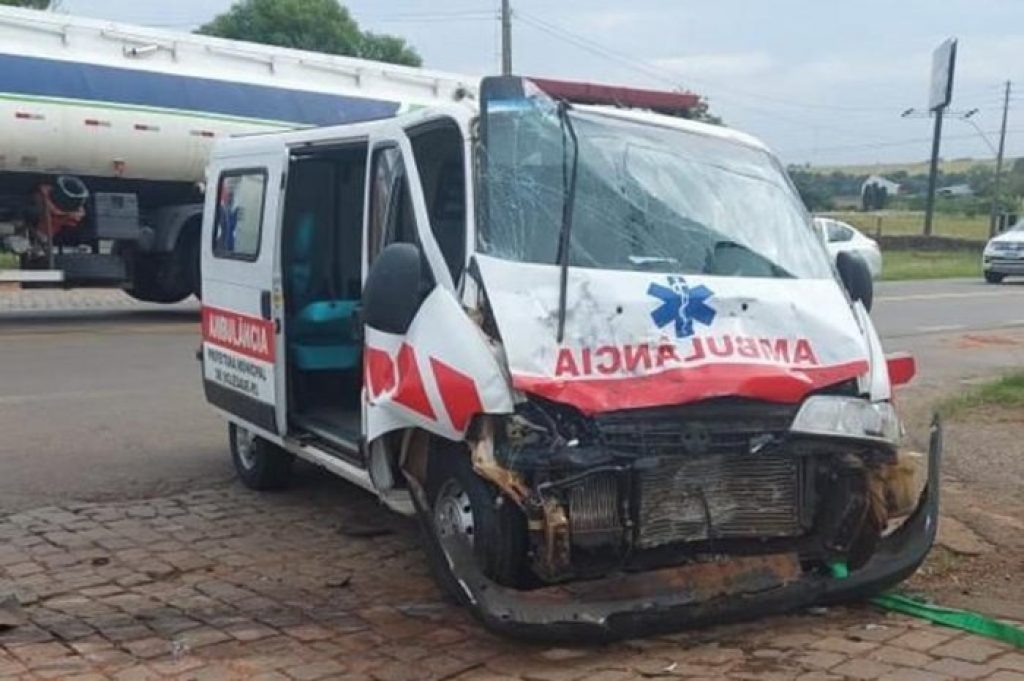 Ambulância da Saúde de Soledade se envolve em acidente na BR-386, em Tio Hugo
