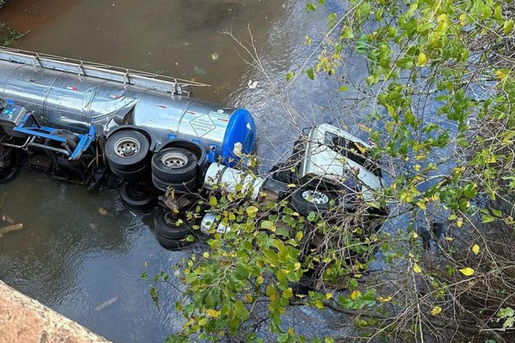 Motorista de caminhão de leite fica ferido após o veículo despencar de uma ponte na BR-285, sobre o Rio Jacuí Mirim
