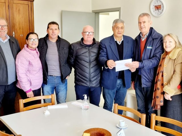 Adolfo Brito entrega R$ 50 mil para o Hospital Santa Rosa de Lima