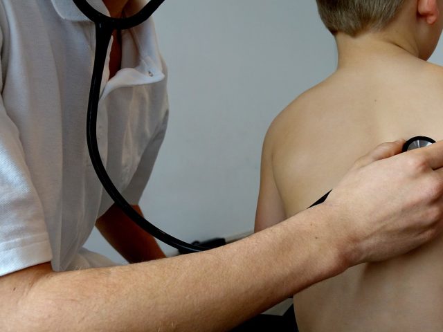 RS decreta emergência em saúde pelo aumento de casos de doenças respiratórias em crianças