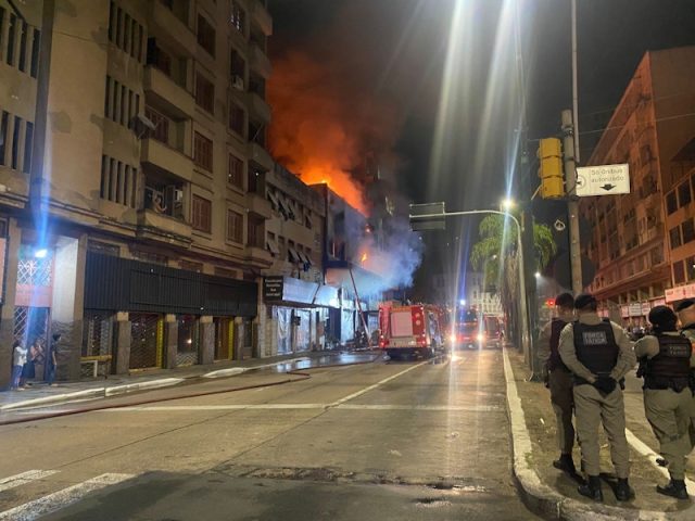 Dez pessoas morrem em incêndio em pousada na Avenida Farrapos
