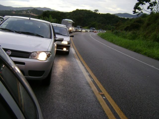 Uso do farol baixo durante o dia é obrigatório em rodovias a partir desta sexta, 8 de julho