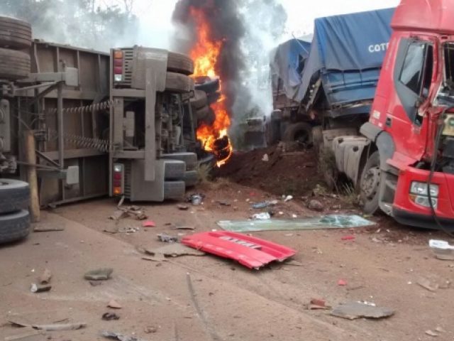 Acidente com carretas interrompe o trânsito na BR 158 em Pejuçara