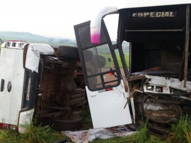 Acidente entre ônibus  e caminhonete na VRS 817 mata uma pessoa