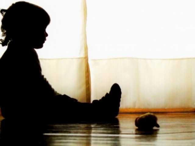Menininha de 3 anos é esquecida em ônibus escolar por mais de três horas