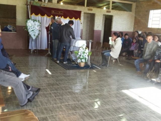 Corpo do menino de 3 anos morto ao cair de trator será sepultado na tarde desta quinta-feira