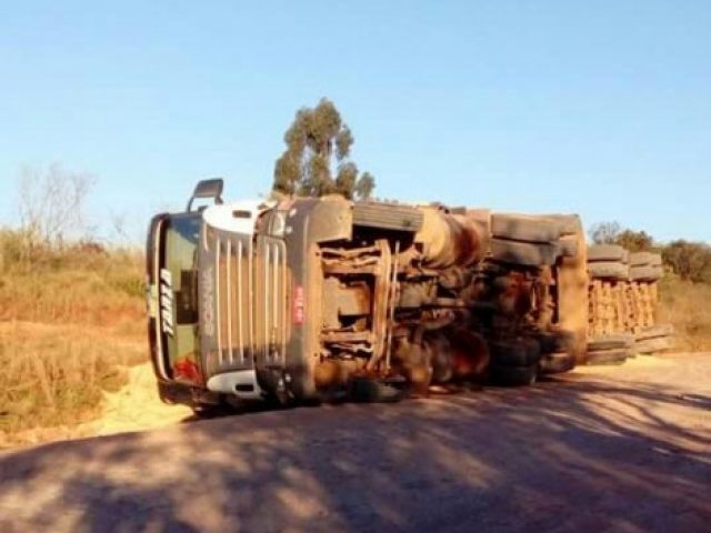 Bitrem tomba em estrada nas proximidades de Jacuizinho